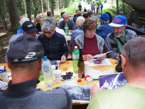 Schwelgen in Erinnerungen bei alten Fotos