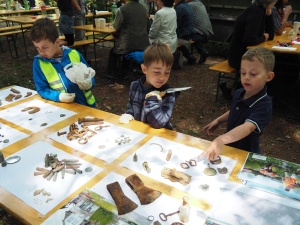 Präsentation der Fundgegenstände aus der Metalldetektorsuche
