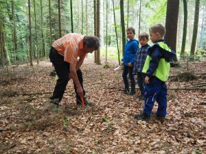 Der Bürgerpräsident erklärt den Kindern den Pinpointer