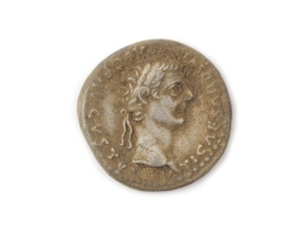 Tiberius mit Lorbeerkranz, sitzende weibliche Figur mit Zweig und langem Zepter, Denar, 14 -37 n. Chr.