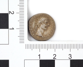 Tiberius mit Lorbeerkranz, sitzende weibliche Figur mit Zweig und langem Zepter, Denar, 14 -37 n. Chr.