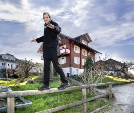 ...da musste sich halt der Fotograf Dänu Lüscher wieder selber etwas konstruieren.