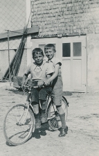 Bernhard Mäder junior (rechts) vor dem Haus Ringstrasse 3/5. Als Erwachsener schrieb er die Geschichte zur Wolfsjagd nieder. Er wäre gerne Archäologe geworden und war seiner Zeit weit voraus.