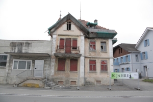 Die ehemalige Villa an der Dorfstrasse 20.