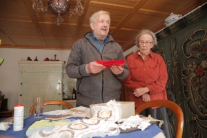 Die Bischofs zeigen die wenigen Stickmuster, die den Brand im Stickerhäuschen unbeschadet überstanden haben.