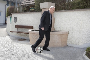 ...und der Fotograf Dänu Lüscher konnte es nicht lassen, einen Fussball ins Bild zu montieren.