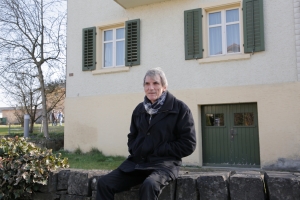 Erwin ist der Sohn des ehemaligen Dorfchronisten Gottfried Peter. Hier sitzt er vor seinem Elternhaus.