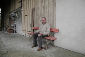 Eugen Krucker auf seinem Bänkchen vor dem Haus.