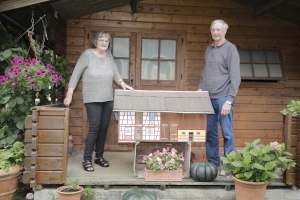 Rösli und Paul Graf mit einem Modell des Bauernhofs Gahlinger