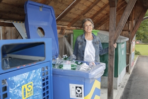 Barbara Peter hatte die PET-Sammlung ins Dorf gebracht. Wir entschieden uns schlussendlich aber doch für ein anderes Motiv...
