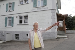 Rosina Hug-Wick vor dem einstigen Restaurant Scheidweg, an das sie ihr Herz verloren hatte.