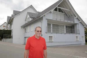 Paul Wiesli an der Dorfstrasse 28, wo früher sein Elternhaus stand.