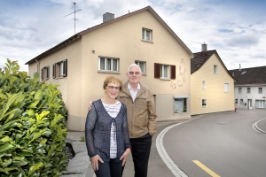 Cornelia und Walter Pfäffli vor der alten Metzgerei.