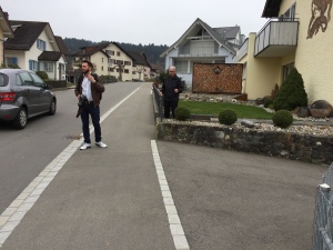 Dänu möchte eigentlich Alois Wiesli fotografieren – wäre die Dorfstrasse nur nicht so stark befahren.