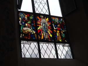 Das Fenster in der Kirche St. Nikolaus, das 1933 von den Wilener Ortsbürgern gestiftet und von Albert Hinter gemalt worden war. Mit einer Leiter wäre das Foto besser geworden, aber man wollte ja nicht auffallen...