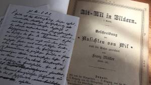 Darunter das Büchlein Alt-Wil in Bildern mitsamt handschriftlichen Korrekturen.