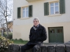 Erwin ist der Sohn des ehemaligen Dorfchronisten Gottfried Peter. Hier sitzt er vor seinem Elternhaus.
