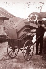 Der Postbote Wild mit einer Lieferung aus der Färberei Wilen